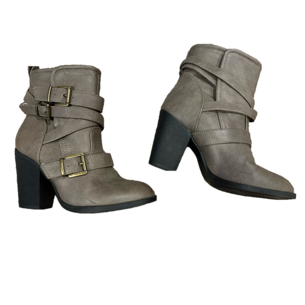 GRAY/TAUPE HEELED BOOTS WITH BUCKLE DETAIL